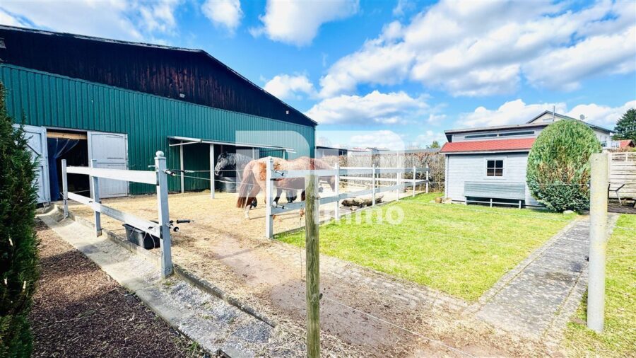 Wohnensemble mit Platz für Visionen: Saniertes Fachwerkhaus / Scheune + Halle mit Paddock - Gebäude 2 Rückansicht Paddock